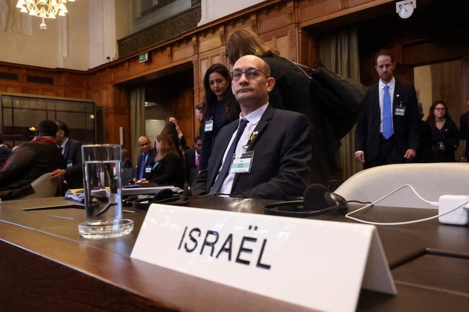 Predstavniki Izraela so na sodišču zanikali, da bi Izrael izvajal genocid v Gazi. FOTO: Yves Herman/Reuters