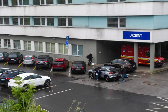 Slovaški premier ostaja na intenzivni negi v bolnišnici v Banski Bystrici. FOTO: Ferenc Isza/AFP