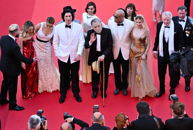 Ekipa megalopilisa pred premiero sinoči v Cannesu. FOTO: Antonin Thuillier/AFP