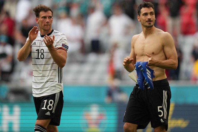 Leon Goretzka in Mats Hummels sta ostala brez nastopa na domačem EP, čeprav sta standardna člana začetnih enajsteric polfinalista LP Bayerna in finalista Borussie. FOTO: Matthias Schrader/AFP