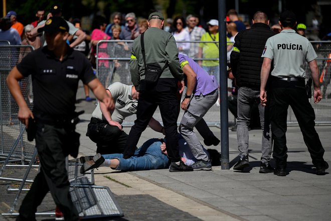 Takoj po atentatu so aretirali eno osebo. FOTO: Radovan Stoklasa Reuters