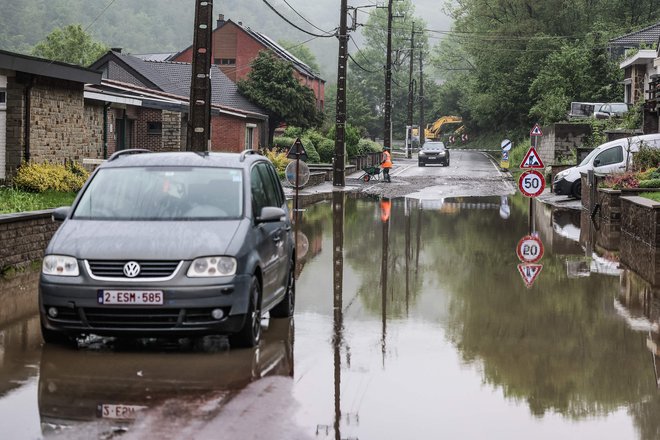 Poplavljena ulica v kraju Trooz na vzhodu Belgije FOTO: Bruno Fahy/AFP

 
