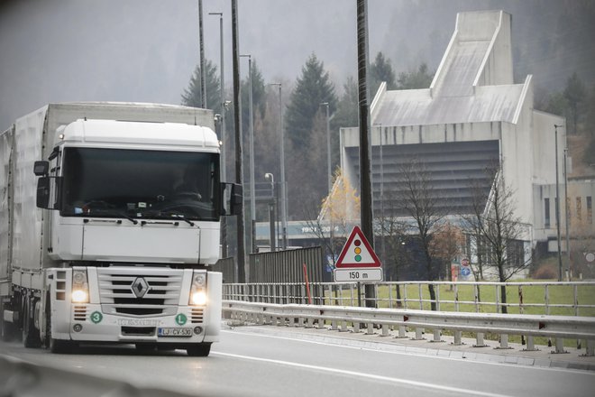 Zahteve glede dovoljenih izpustov CO2 so za tovornjake na evropskih cestah vse strožje. FOTO: Uroš Hočevar