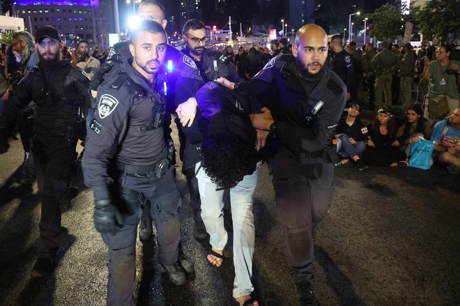 Sinoči se je na ulicah Tel Aviva znova zbralo več tisoč protivladnih protestnikov, ki so pozivali k vrnitvi talcev. To je mogoče, kot so ponavljali, doseči samo s pogajanji. FOTO: Jack Guez/Afp