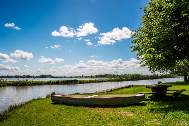 Pri Garešnici je več jezer, ki kot magnet vabijo ljubitelje narave, fotografe in športne ribiče. FOTO: Stipe Boščić