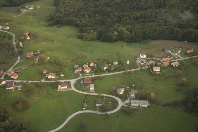Številni starejši prebivalci Slovenije živijo v velikih hišah in jih pogosto ne obnavljajo. FOTO: Jure Eržen/Delo