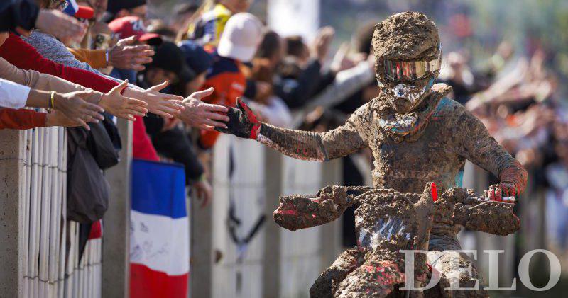 Muddy Tim Gajser est tombé, mais a quand même obtenu sa première victoire et son numéro rouge