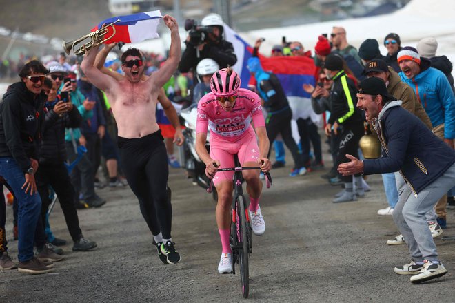 Tadej Pogačar se je med navijači prebil do cilja nad Livignom in slavil svojo četrto etapno zmago na Giru. FOTO: Luca Bettini/AFP