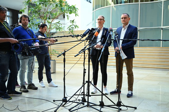 Sopredsedujoča AfD Alice Weidel in Tino Chrupalla notranji obveščevalni službi BfV očitata boj proti njuni stranki v korist aktualne vlade. FOTO: Annegret Hilse/Reuters