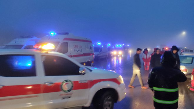 Reševalcem je delo oteževalo slabo vreme. FOTO: Azin Haghighi via Reuters