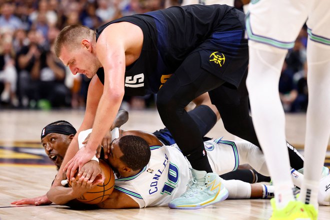 Nikola Jokić ni mogel preprečiti Denverjevega poraza. FOTO: C. Morgan Engel/AFP