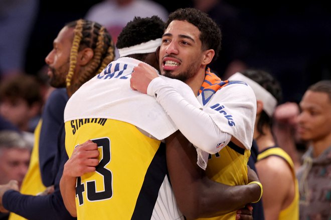 Pascal Siakam in Tyrese Haliburton sta se takole veselila uvrstitve Indiane v finale vzhodne konference. FOTO: Elsa Getty/AFP