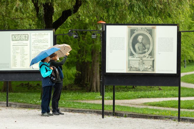 Razstava o 250 letih obveznega šolstva na Slovenskem bo na Jakopičevem sprehajališču v parku Tivoli v Ljubljani na ogled do 21. junija. FOTO: Andrej Peunik