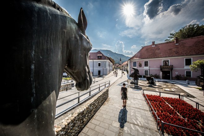 Z nedavno prenovo, ki je temeljila na uporabi avtohtonega pohorskega tonalita, so Slovenske Konjice dobile pridih sodobnosti. FOTO: Vid Ponikvar