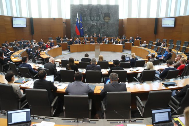 Državni zbor bo redno zasedanje danes začel s poslanskimi vprašanji predsedniku vlade Robertu Golobu in ministrom. FOTO: Dejan Javornik/Slovenske novice