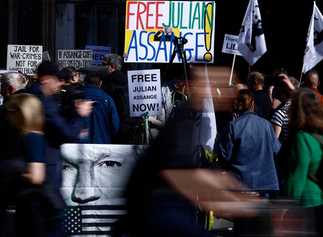 Privrženci ustanovitelja Wikileaksa Juliana Assangea so tudi pred današnjo obravnavo pripravili protest pred poslopjem višjega sodišča v Londonu. FOTO: Benjamin Cremel/AFP