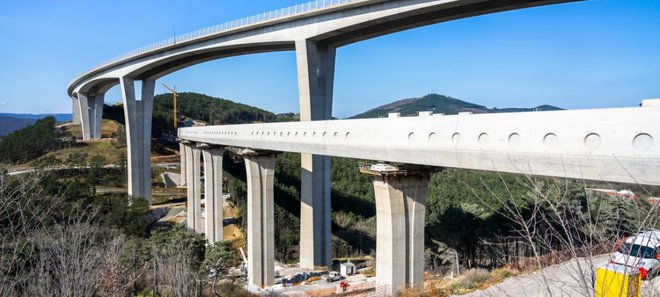 Vzporedni tir Divača–Koper gre lahko naprej. Seveda bo ob sedanjih viaduktih treba zgradit še tri dodatne. FOTO: 2TDK