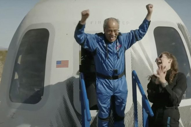 S kratkim poletom iz zahodnega Teksasa je Dwight postal tudi najstarejša oseba v vesolju. FOTO: AFP