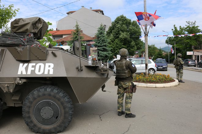 Okrepljene patrulje na severu Kosova in vzdolž obeh strani administrativne mejne črte so bile prvi odziv misije Kfor na nasilje, ki se je maja lani zgodilo na Kosovu. Pri delovanju se Kfor usklajuje s kosovsko policijo in misijo EU za pravno državo. Foto Erkin Keci Anadolu Agency/Afp