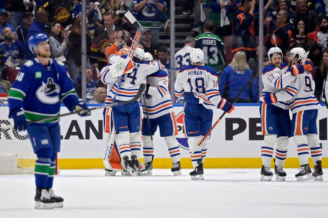 Hokejisti Edmontona so v kanadskem dvoboju po sedmi tekmah polfinala zahodne konference izločili Vancouver  FOTO: Derek Cain/Getty Images Via AFP