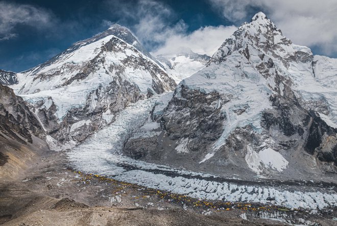 Približno 80 plezalcev je že doseglo 8849 metrov visok vrh Everesta, potem ko je ekipa za pritrjevanje vrvi prejšnji mesec dosegla vrh. FOTO: Seven Summit Treks/Reuters