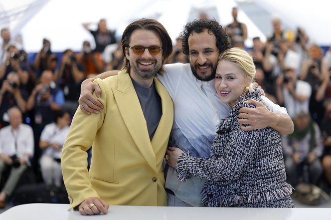 Režiser Ali Abbasi (v sredini) ter igralca Sebastian Stan in Maria Bakalova pred premiero filma The Apprentice (Vajenec) v Cannesu FOTO: Clodagh Kilcoyne/Reuters