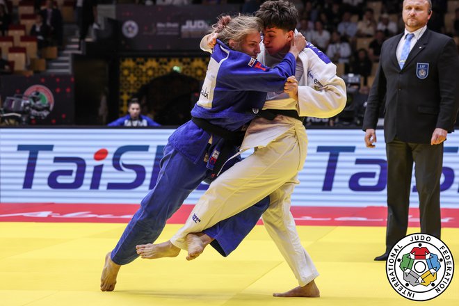 Andreja Leški (levo) je takole v četrtfinalu spravila na tla Lauro Fazliu iz Kosova. FOTO: Emanuele Di Feliciantonio/IJF