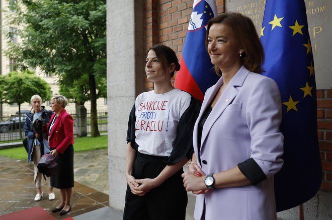 Ministrica se je na rdeči preprogi na protokolarnem vhodu z obiskovalci rokovala in fotografirala. FOTO: Leon Vidic