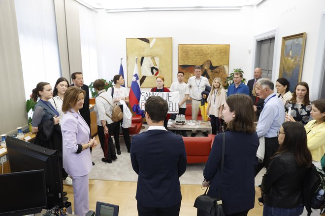 V ministričini pisarni, ki je svetlejša, kot je bila predhodnikova, običajno potekajo srečanja s kolegi oziroma državniki na štiri oči. FOTO: Leon Vidic