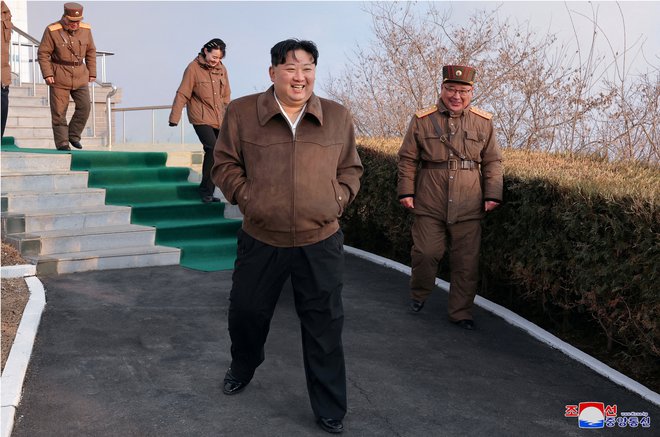 Pojmo o King Džong Unu, najboljšem voditelju. Hvalimo se s Kim Džong Unom, našim prijaznim očetom, je besedilo pesmi, ki je preplavila tiktok. FOTO: Reuters