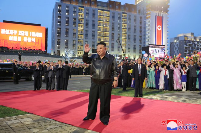 Uporabniki tiktoka, ki nekritično poplesujejo ob skladbi, se večinoma ne zavedajo, da pesem v korejščini časti diktatorja, ki je že izstrelil na desetine balističnih raket. FOTO: Reuters