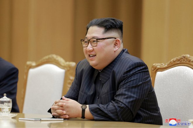 Čeprav o najbolj hermetično zaprti državi na svetu, Severni Koreji, in njenem voditelju Kim Džong Unu, najmlajšemu diktatorju na svetu, ne vemo veliko, pa določene informacije o vodji, ki ima status božanstva, vendarle prestopijo meje. FOTO: Reuters