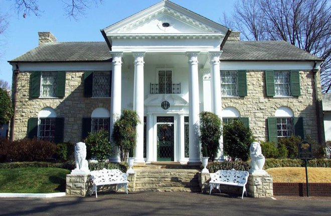 Graceland je ena najbolj ikoničnih stavb iz zgodovine rokenrola.  FOTO: Wikipedia