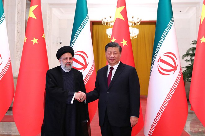 »Kitajski narod je izgubil dobrega prijatelja,« je izjavil Xi Jinping neposredno po tem, ko so potrdili, da iranski predsednik Ebrahim Raisi ni preživel helikopterske nesreče. FOTO: AFP