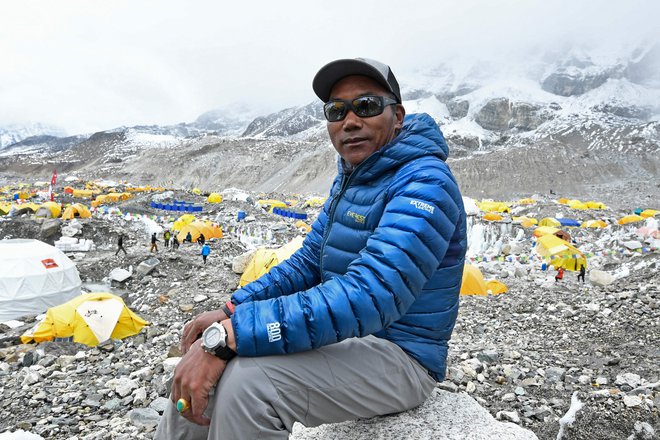 Štiriinpetdesetletni veteran je gorski vodnik po Himalaji že tri desetletja. Šerpa, znan tudi kot Mož z Everesta oziroma Everest Man, je prvič stal na 8849 metrov visokem vrhu leta 1994, ko je delal za komercialno odpravo. Od takrat se nanj povzpne skoraj vsako leto in je vodnik alpinistov. FOTO: Prakash Mathema/AFP