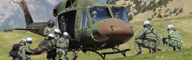Na vojaški helikopter, ki je bil na drugi poti in je moral dotočiti gorivo, so v Bovcu dolgo čakali. FOTO: Slovenska vojska
