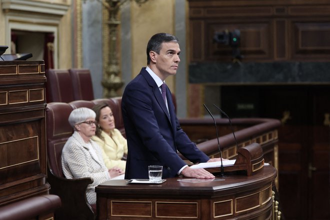 Španski premier Pedro Sánchez med današnjim nastopom v parlamentu. FOTO: Thomas Coex/AFP
