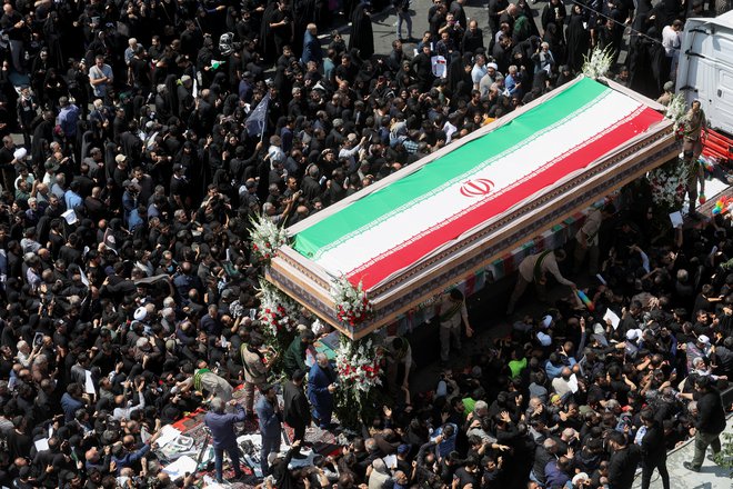 V Teheranu se je po poročanju državne televizije danes na žalni slovesnosti za ponesrečenega predsednika Ebrahima Raisija zbralo več milijonov ljudi. FOTO: Majid Asgaripour/Reuters