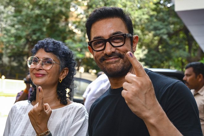 Bollywoodski filmski ustvarjalci ponosno dokazujejo, da so dali svoj glas, in vabijo sodržavljane na volišča. FOTO: Sudžit Džaisval/AFP
