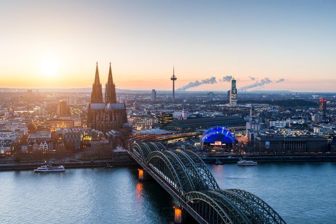 Köln, pogled na kölnsko katedralo in most Hohenzollern čez reko Ren. FOTO: Getty Images