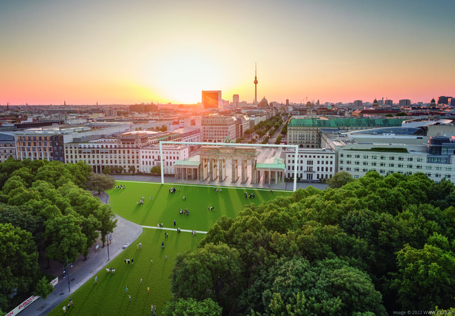 Nogometni gol izpred Brandenburških vrat. FOTO: Kulturprojekte Berlin Gmbh