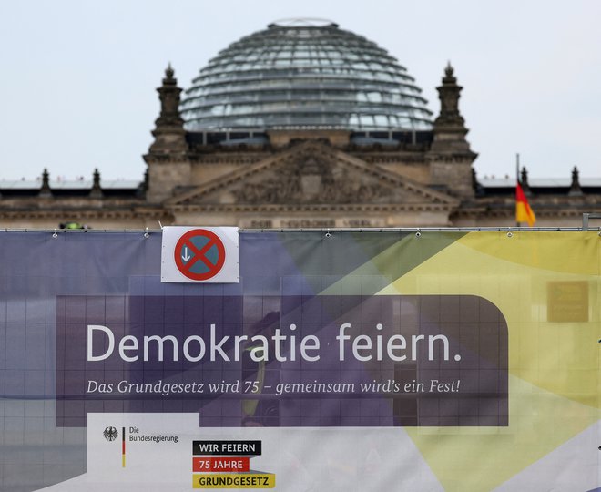 Priprave na slovesnosti pri zveznem parlamentu v Berlinu               FOTO: Lisi Niesner/REUTERS