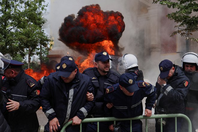 Med nedavnimi protesti albanske opozicije proti korupciji v mestni upravi so po središču Tirane letele molotovke, policija pa je zgolj nemočno poskušala obvarovati, kar je lahko. FOTO: Florion Goga/Reuters