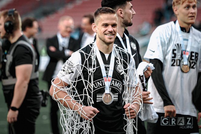 Tomi Horvat in soigralci v teh dneh slavijonaslov prvakov in se veselijo prestižnega evropskega tekmovanja. FOTO: Sk Sturm Graz