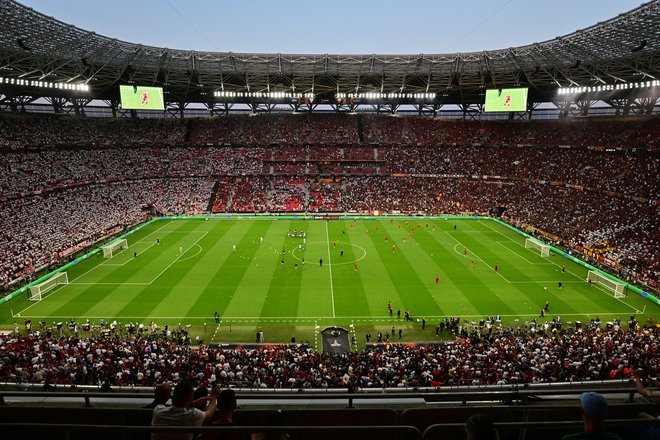 Prizor z lanske tekme finala evropske lige med Sevillo in Romo v Budimpešti. FOTO: Marton Monus/Reuters