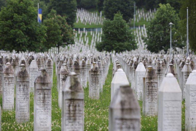 Enote bosanskih Srbov so leta 1995 v Srebrenici, ki je bila takrat pod zaščito ZN, pobile najmanj 8000 Bošnjakov. FOTO: Amel Emric/Reuters