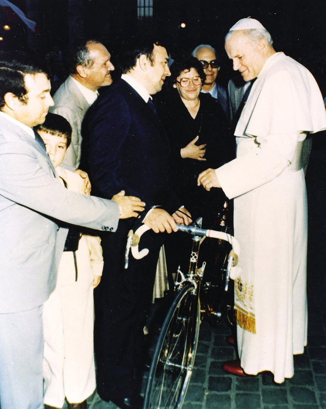 Ernesto Colnago je svoje kolo poklonil tudi papežu. FOTO: Colnago