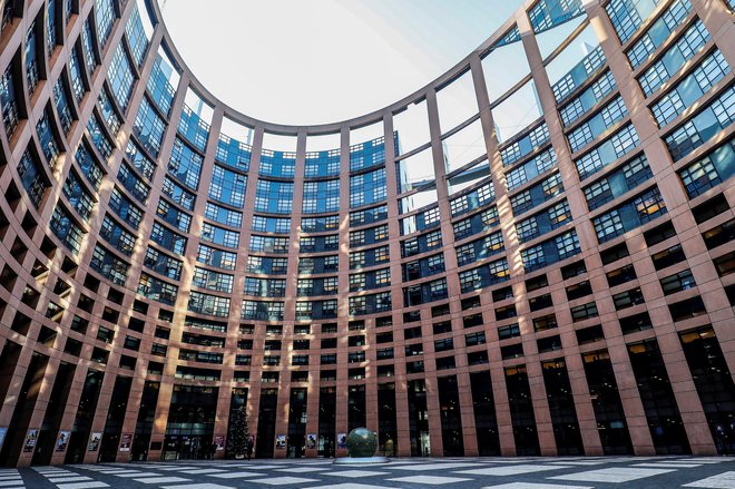 Uradni sedež evropskega parlamenta je v Strasbourgu, od koder morajo poslanci na leto opraviti dvanajst plenarnih zasedanj. FOTO: Julien Warnand/Reuters