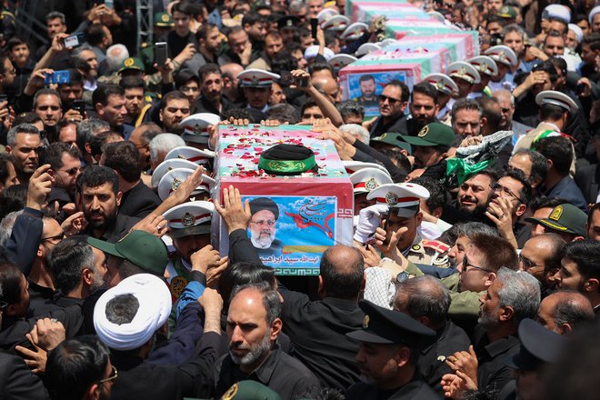 Množica s krsto preminulega iranskega predsednika. FOTO: AFP