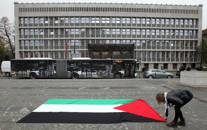 Po neuradnih informacijah iz vladnih vrst se Slovenija za sočasno priznanje Palestine zdaj dogovarja s skupino držav, v kateri so še Luksemburg, Francija, Belgija in Portugalska. FOTO: Blaž Samec/Delo